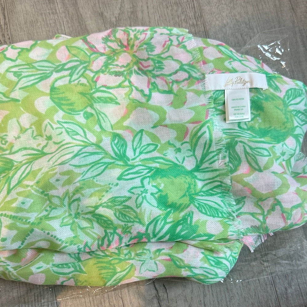 Lilly Pulitzer Women’s Green & Pink Floral Printed Scarf NWOT - Picture 4 of 4